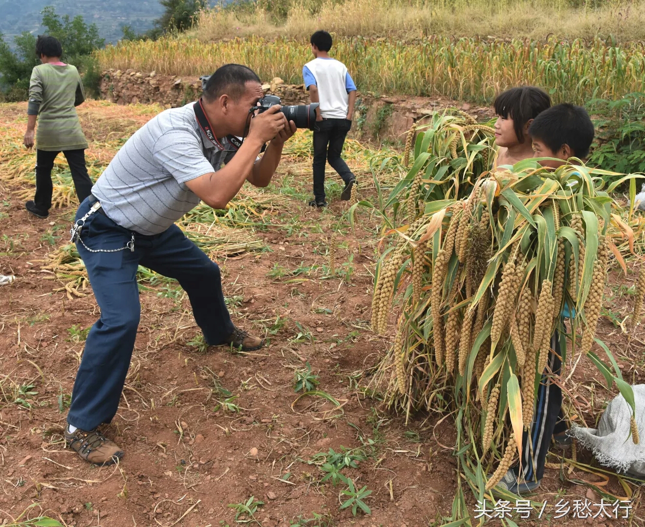 咱村来了摄影师，俺也去瞧瞧