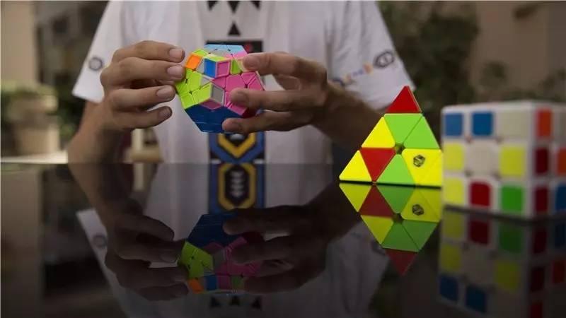 00后“最强大脑”，10秒征服世界上最难的玩具｜喜号