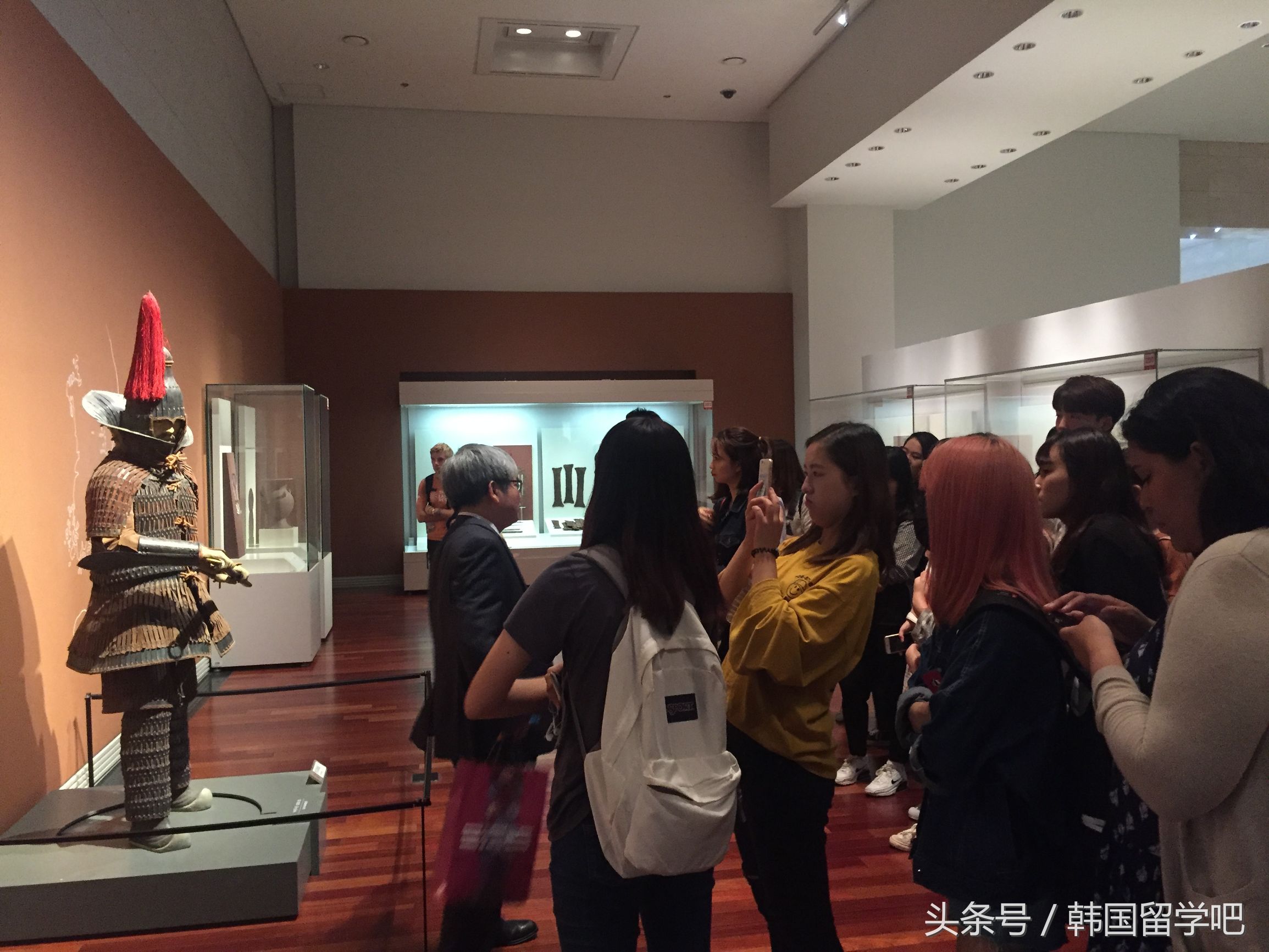 老教授带学生去山洞找文物,韩国教授来到中国博物馆