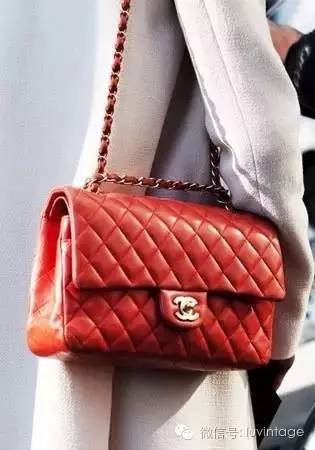 吃着月饼迎国庆,吃着月饼敬着礼