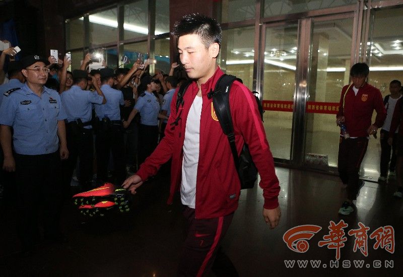 国足西安比赛,国足西安主场球迷呐喊