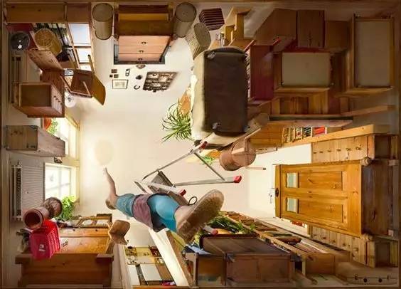 从脚底看房间是何等的体验？