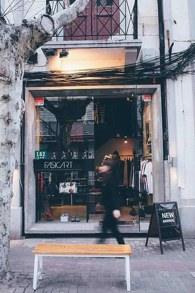 我们在上海拍下了15位潮流工作者，还给你介绍20间最新最好玩的潮店！