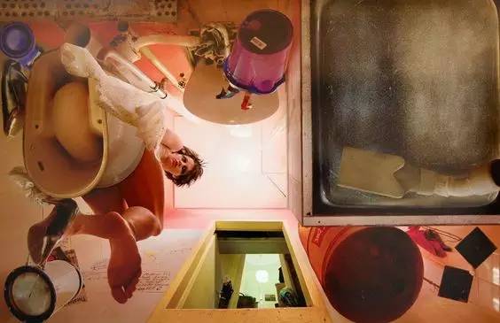 从脚底看房间是何等的体验？