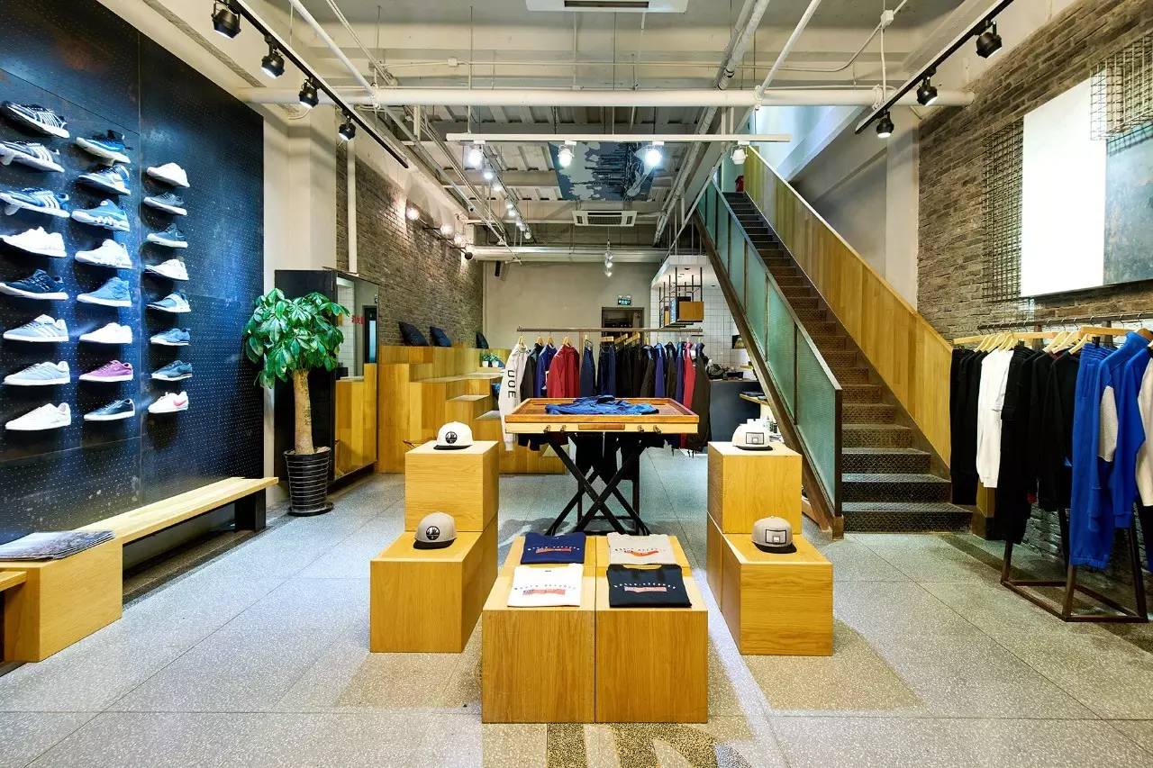 我们在上海拍下了15位潮流工作者，还给你介绍20间最新最好玩的潮店！