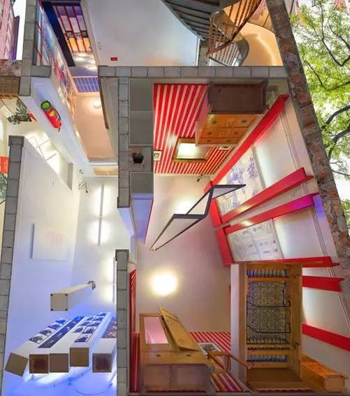 从脚底看房间是何等的体验？