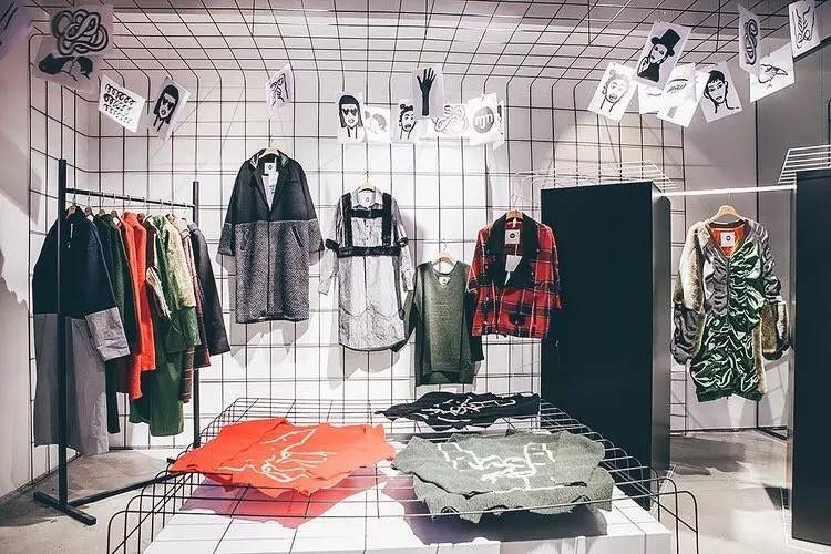 我们在上海拍下了15位潮流工作者，还给你介绍20间最新最好玩的潮店！