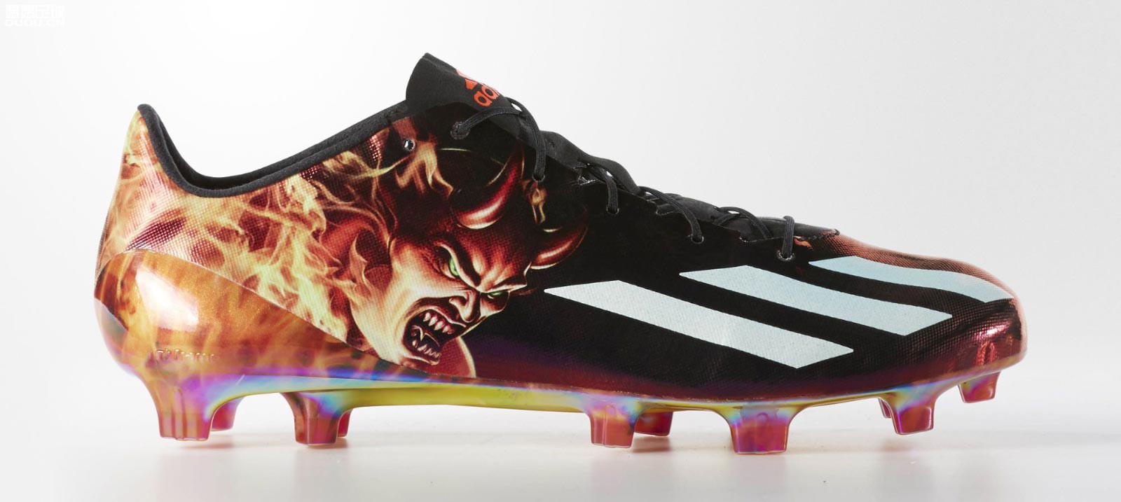 橄榄球鞋乱入！玻利维亚球员亚斯曼世预赛成功炫鞋