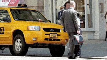 徒手抬汽车的女生,徒手抬起轿车