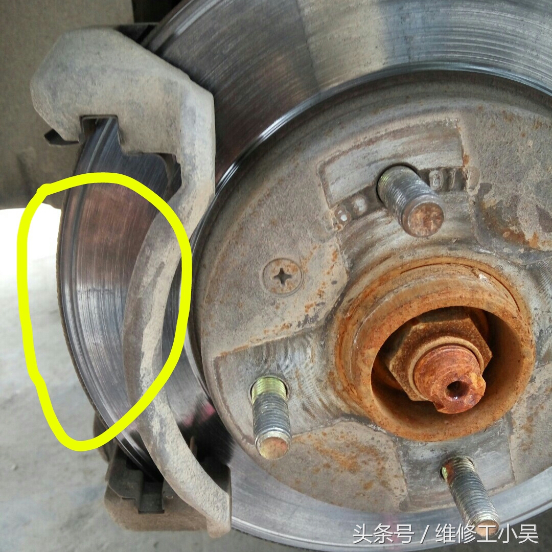 别克老凯越更换刹车片，怪不得车主说前轮刹车没有后轮的灵敏！