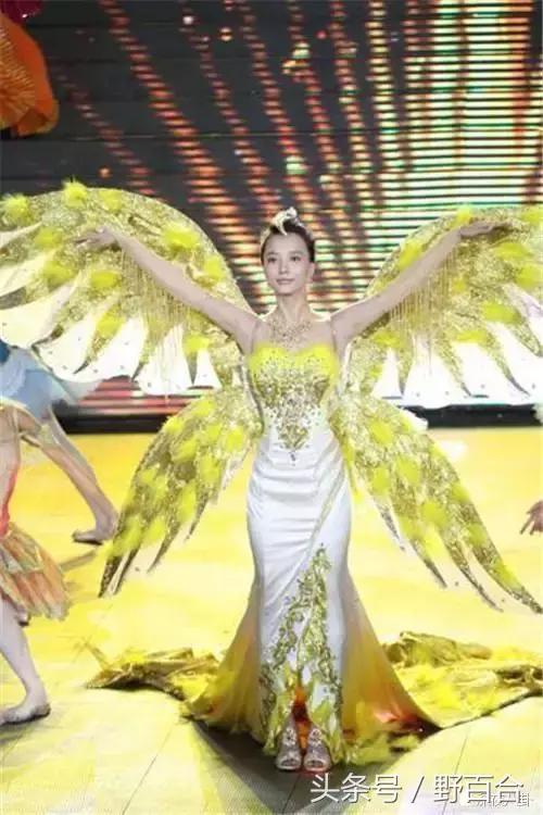 唐嫣一身潮装启程巴黎看秀,唐嫣山寨高定