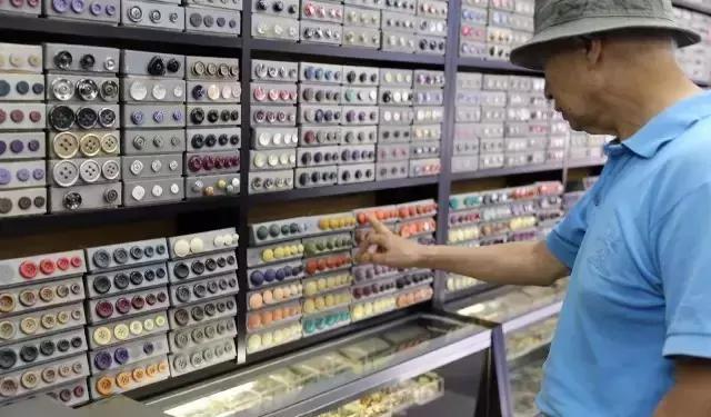 老房子里收藏有100万颗纽及巧手妈妈家族三代人缝缝补补的故事