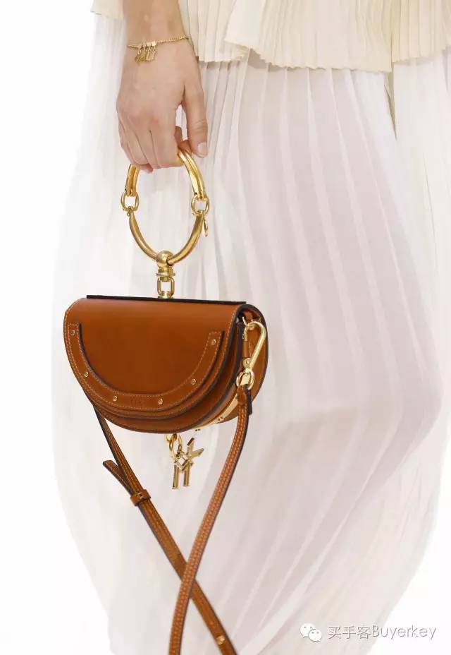 手拿包女推荐真皮徽章款,新款女士手拿包百搭大容量