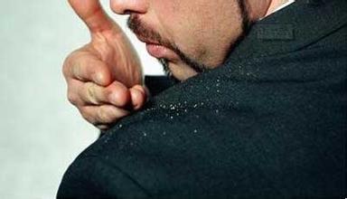 头皮屑多到底怎么回事,女人头皮屑多怎么回事