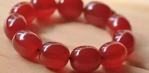 造假蜜蜡的骗局看完一秒揭穿,蜜蜡造假到底有多可怕