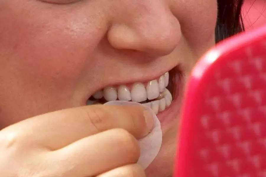 葡萄酒喝后牙齿变黑是不是正品,喝葡萄酒口腔变色