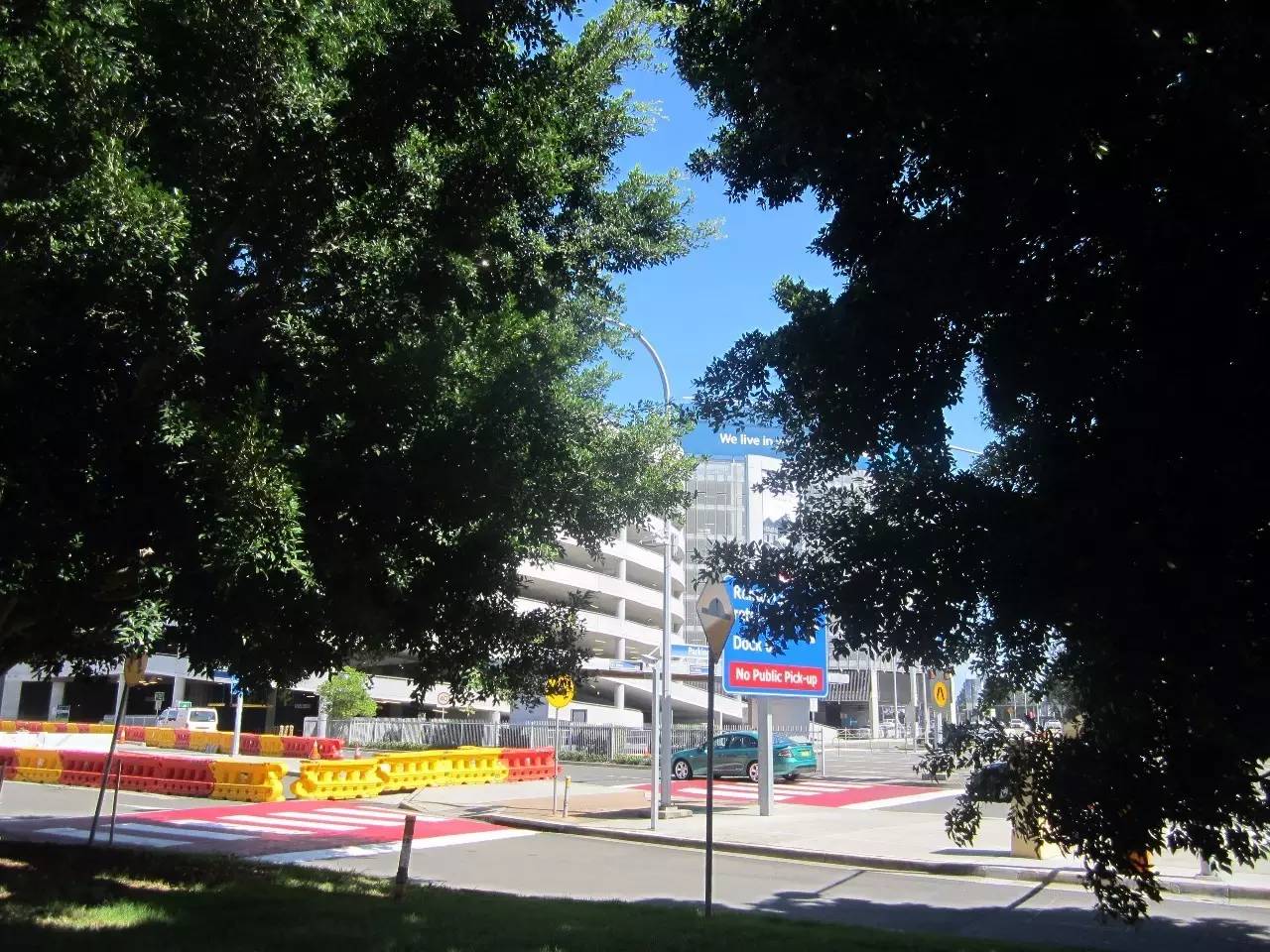 为了“*税逃**”，新西兰的烟民竟让打工旅行者帮忙从机场里带烟出来