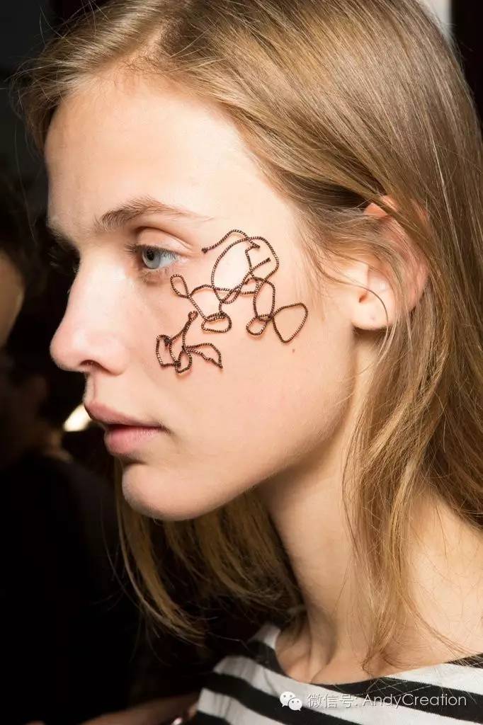 2019秋冬秀场妆容,巴黎时装周的妆容衣服特点