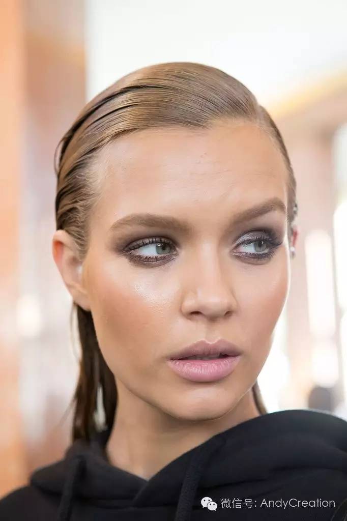 2019秋冬秀场妆容,巴黎时装周的妆容衣服特点
