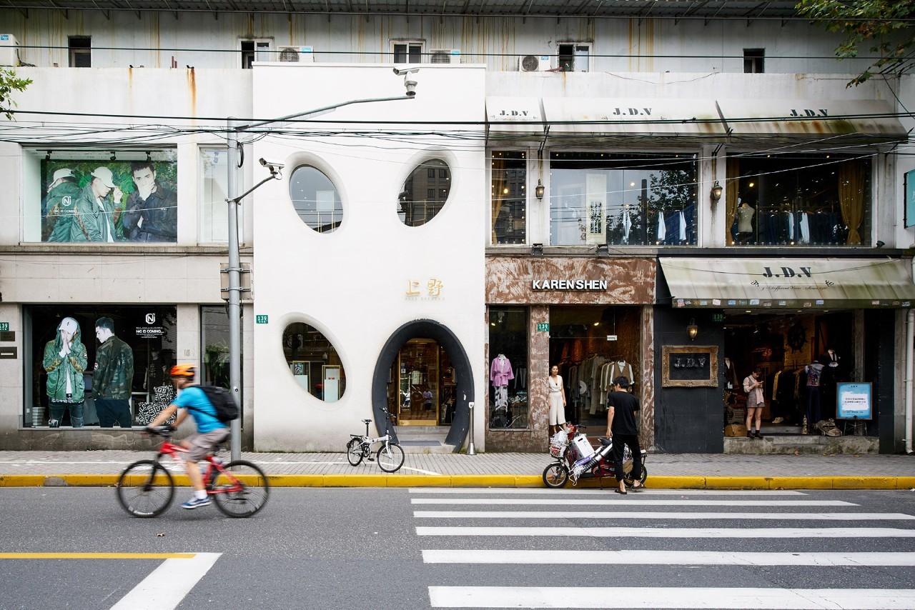 我们在上海拍下了15位潮流工作者，还给你介绍20间最新最好玩的潮店！