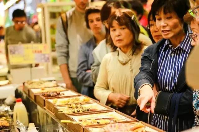 红叶堪比京都，温泉不输北海道的赏枫地，11-12月往返机票￥800+，不用担心人潮说走就走