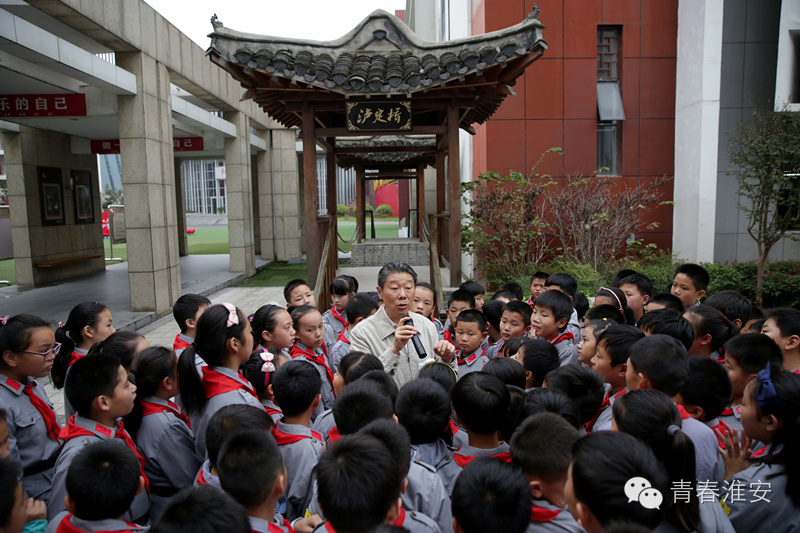 周恩来红军小学举行纪念红军长征胜利80周年暨一年级少先队入队仪式