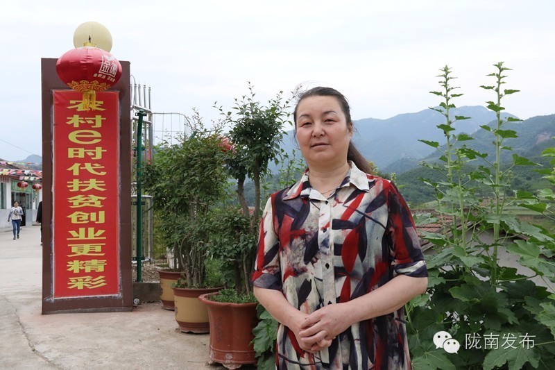 脱贫路上巾帼致富先锋,脱贫攻坚巾帼英雄