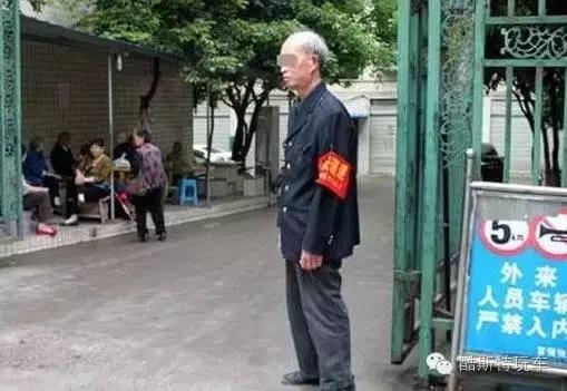 车子被堵了联系不到车主怎么办,车临时牌堵门口了怎么联系车主