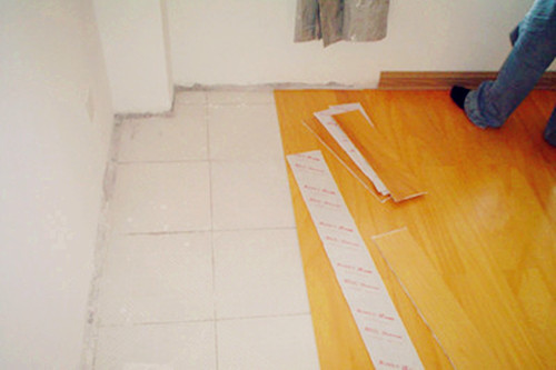 瓷砖上能直接铺大理石吗,瓷砖上面可以直接铺木地板吗