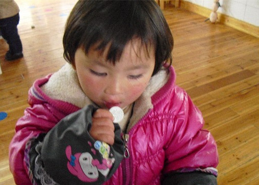 宝宝吞下一颗硬币咋办,宝宝吞下硬币吃什么能排出来