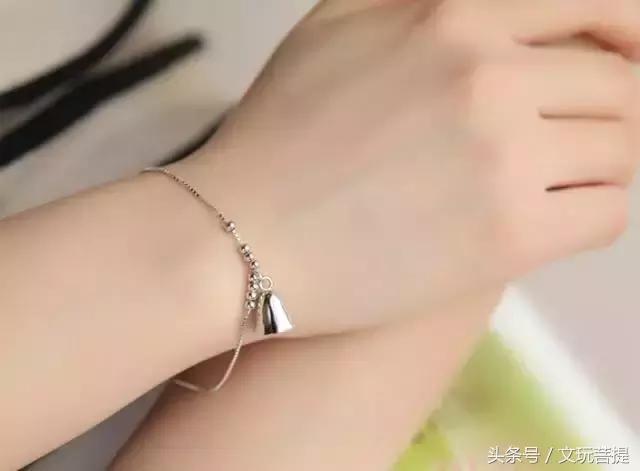 银饰品为什么会变黑,银饰品变黑了怎么办一招教你变新