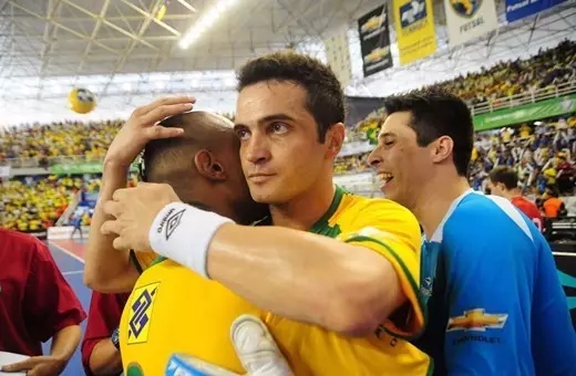 巴西人踢球脚法细腻,巴西民间足球脚法