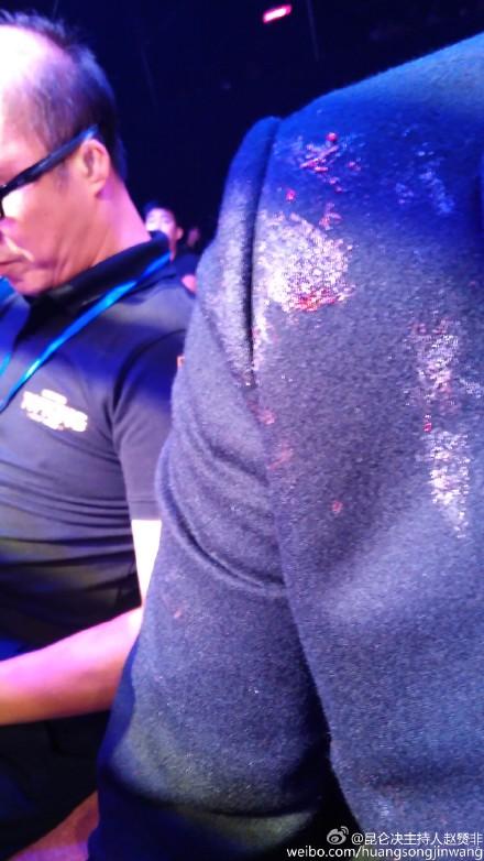 播求被一拳击倒,播求惨遭铁肘爆头