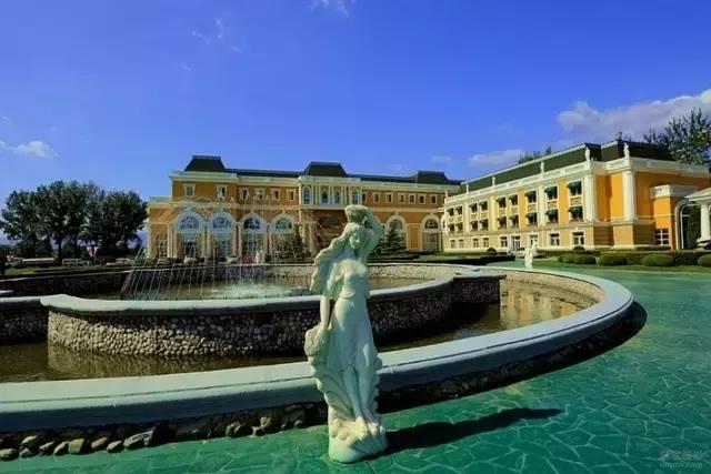 从*血卖**为生的穷小子到横跨政商两届的人物，你不认识他但一定..