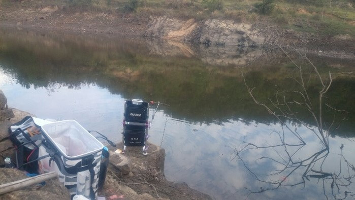 野河野钓小鲫鱼爆盆,山野小城在废弃鱼塘钓鲫鱼