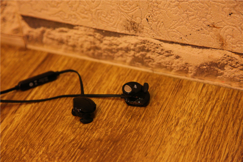 有线耳机唯一的好处是不怕没电,磁吸式耳机更换电池