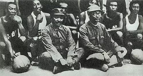 组建“*德朱**篮球队”被称“延安雷阿伦”，*德朱**贺龙打球战斗两不误