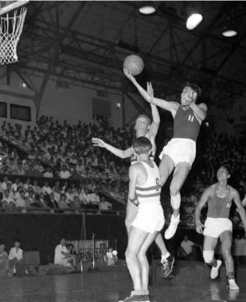 组建“*德朱**篮球队”被称“延安雷阿伦”，*德朱**贺龙打球战斗两不误