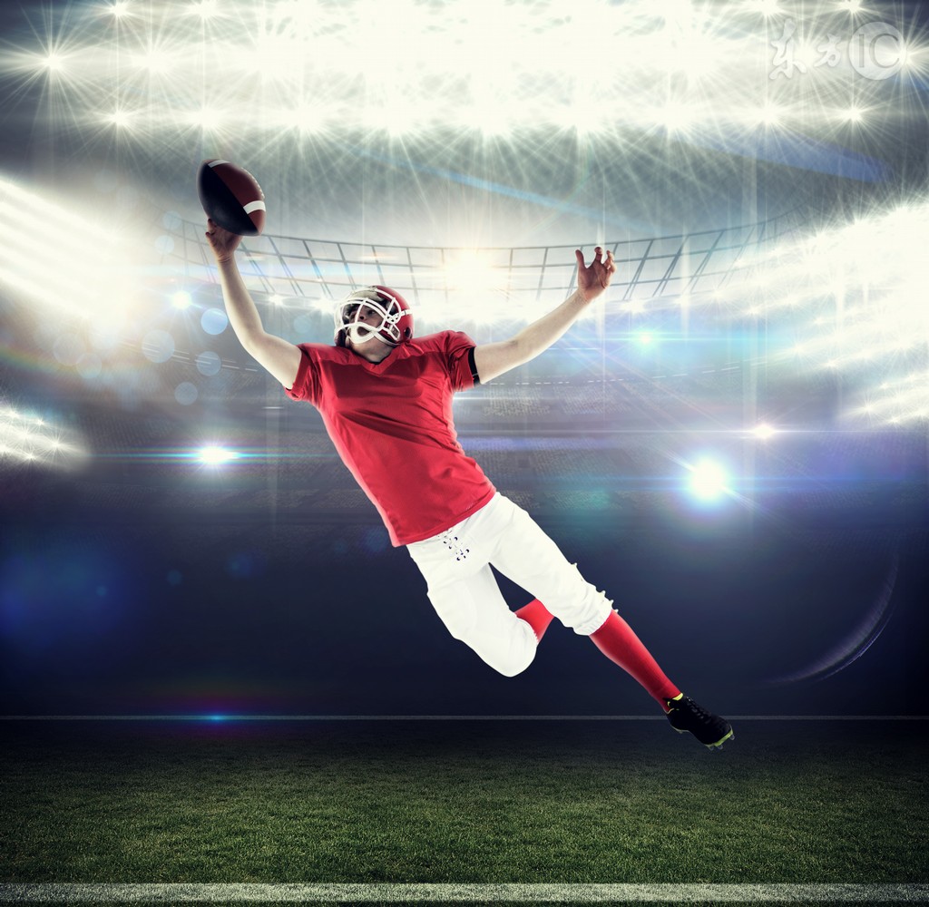 小伙一脚把足球踢爆,一名小伙踢球把球踢爆了