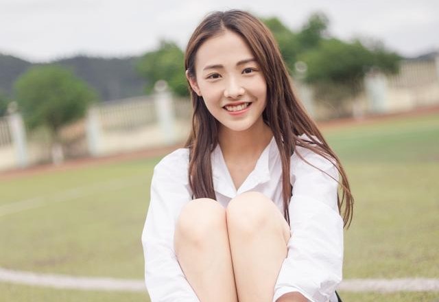 小说校园校花偷偷暗恋我,校花偷偷跟踪穷小子