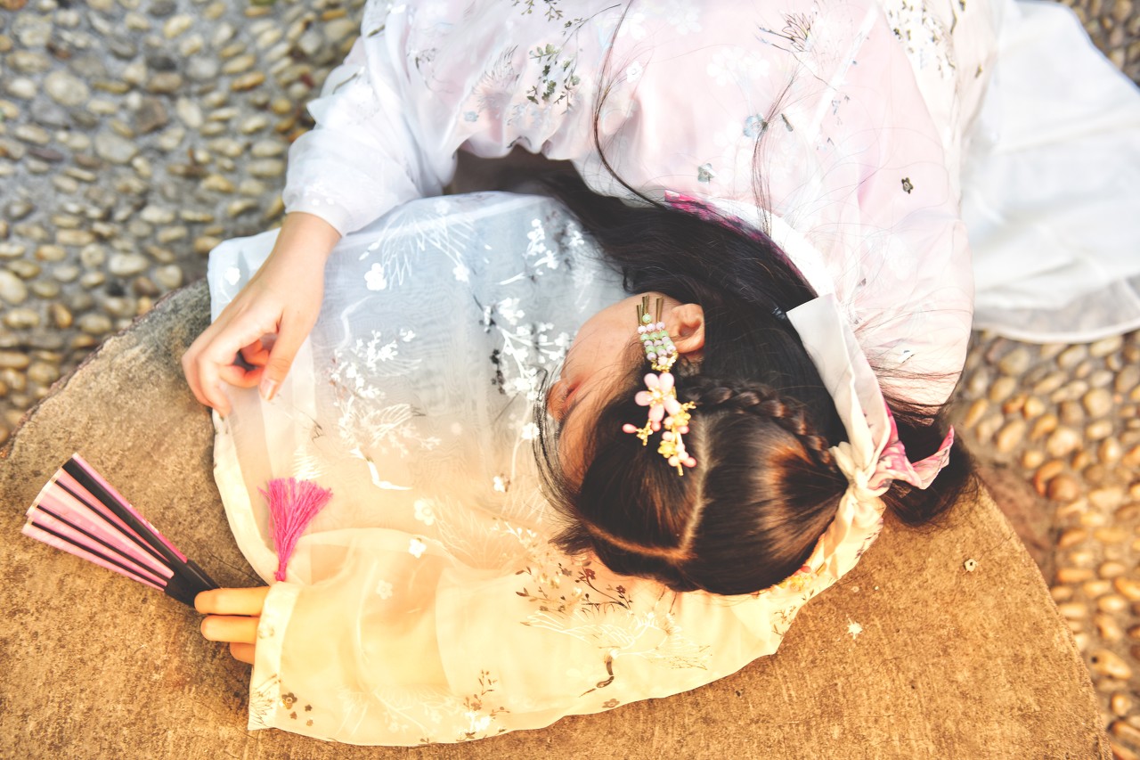 小说：她烤的猪肉太香，原始战士们差点抓狂，询问她烤制的秘法