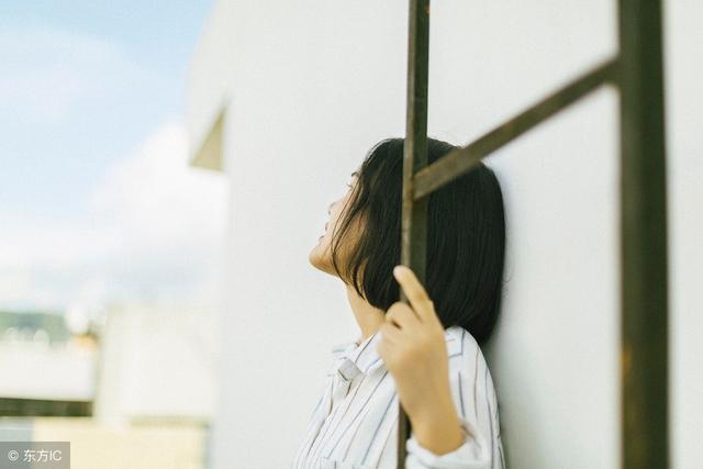 小说：她刚了解到一个秘密，当天夜里，小姑潜入房间，想要听秘密