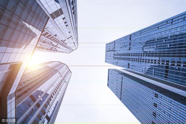 小说：小伙给美女分析利弊，她立刻决定买玉镯投资，激动得亲小伙