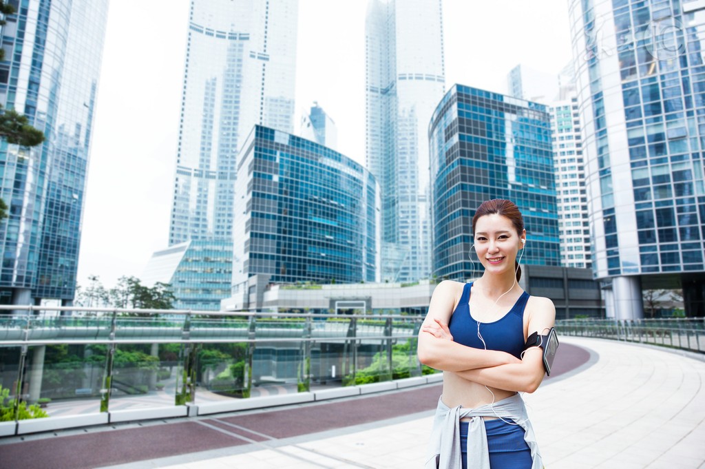 小说：村长睡了别人媳妇，以为天衣无缝，穷小子拍下视频后来找他