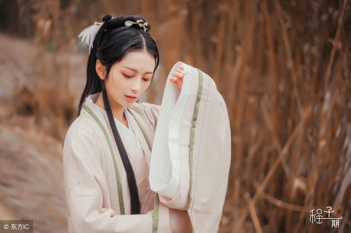 小说：晒稻谷时，一家竟偷偷把别家的稻谷扒到自家，两家因此打架