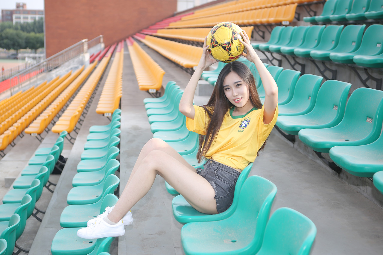 小说：做客再战死敌，迎着漫天臭骂，穆川凭一己之力，令球迷倒戈