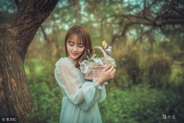 小说：低价买入普通石头，竟直接开出极品翡翠，美女赚翻了