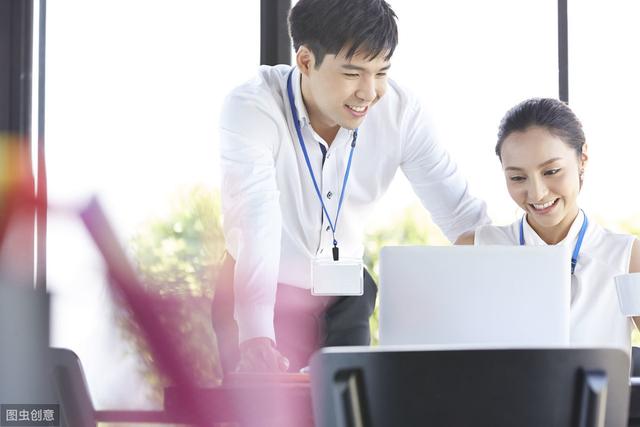 小说：国外武道高手嘲笑华夏无人，小伙出手将其打残，众人拍手