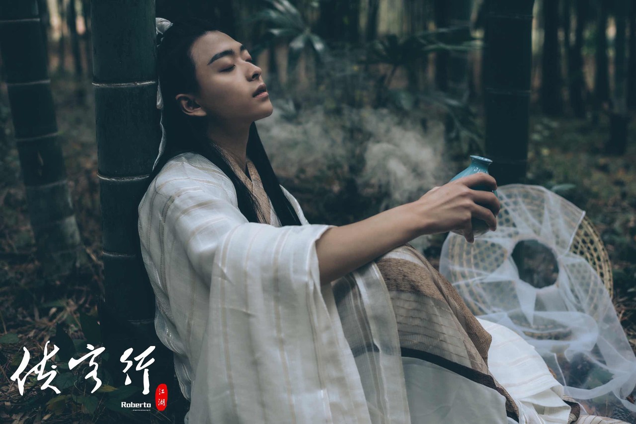 小说：天降大旱，小伙和众人为了活命，闯入遍地毒虫的黑森林猎兽