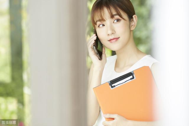 小说：男子刚把小伙抓进去，接了一个电话后，却又笑着把他放掉了